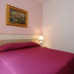 Πανσιόν Adriana 4*